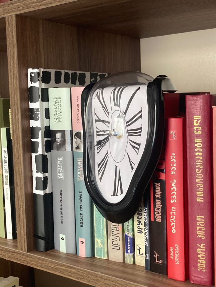 2024 New Novel Surreal Melting Distorted Wall Clocks Surrealist Salvador Dali Style Wall Watch Decoration Gift Home Garden